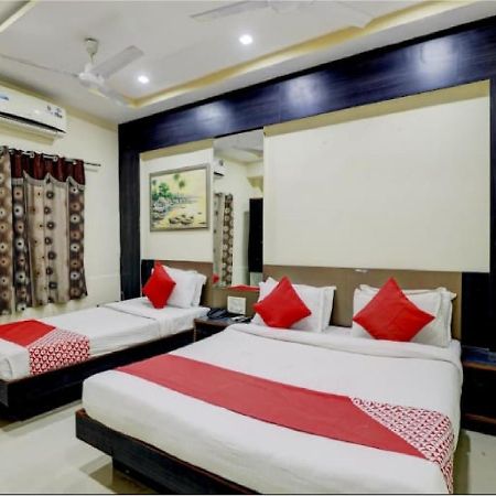 אחמדאבאד Hotel Krishna Palace מראה חיצוני תמונה