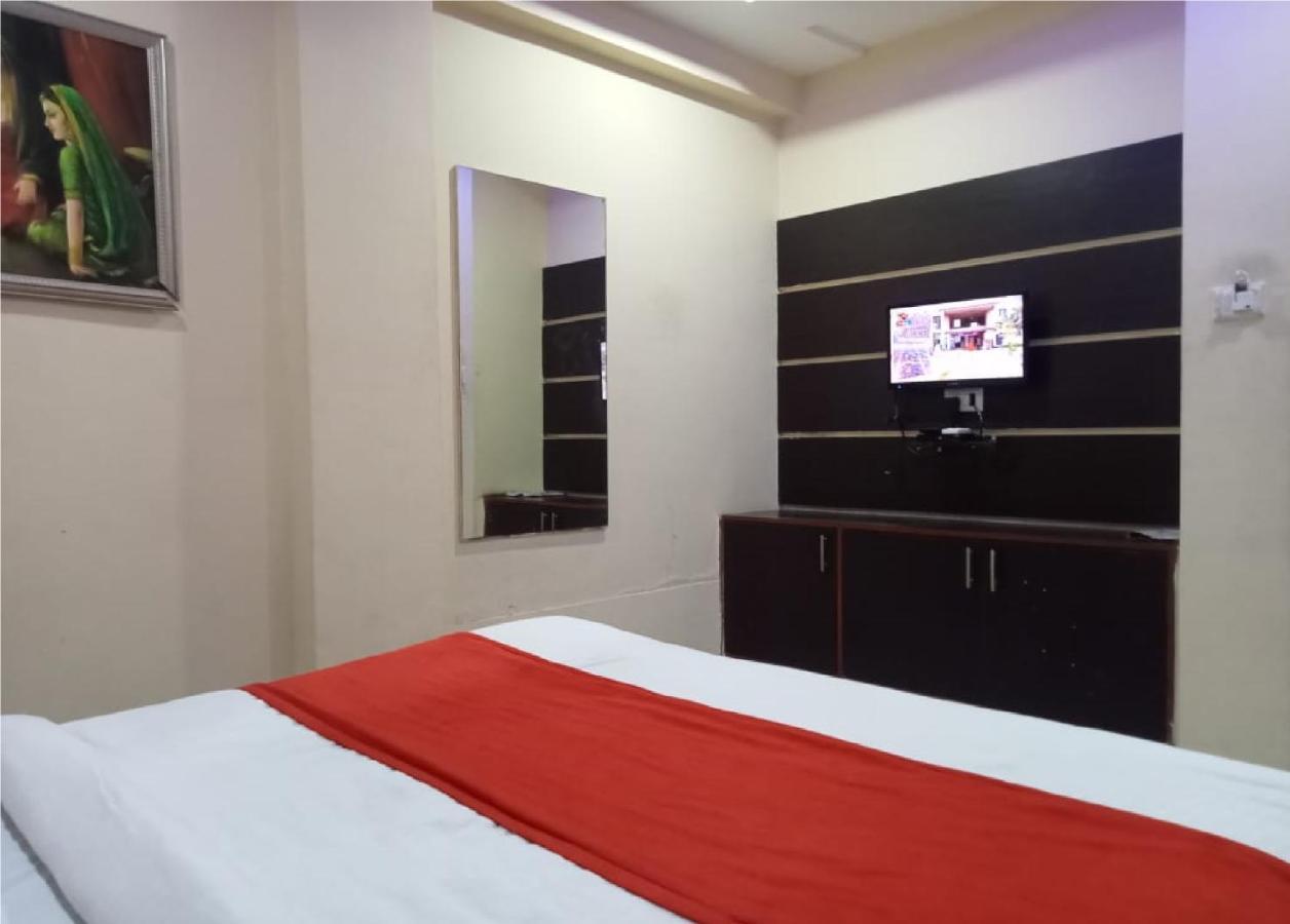 אחמדאבאד Hotel Krishna Palace מראה חיצוני תמונה