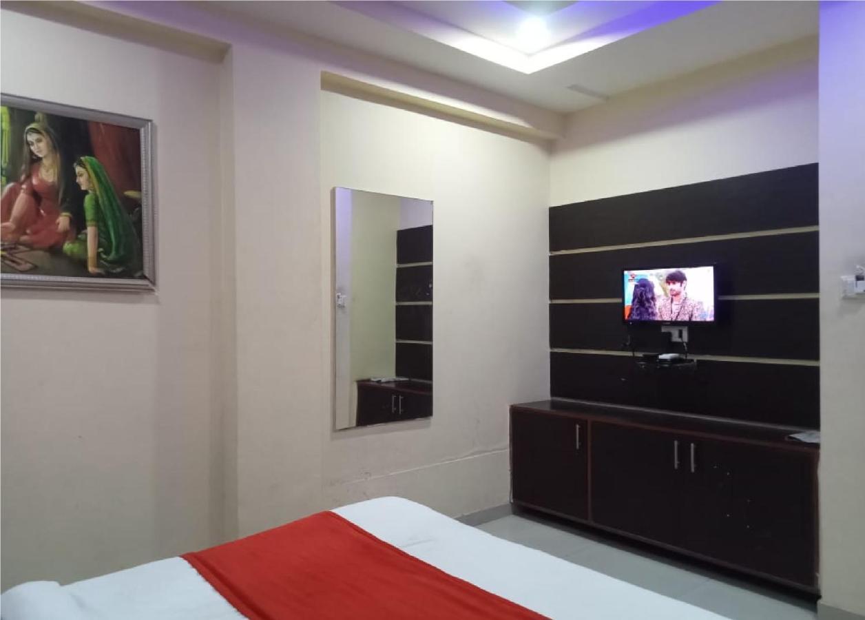 אחמדאבאד Hotel Krishna Palace מראה חיצוני תמונה