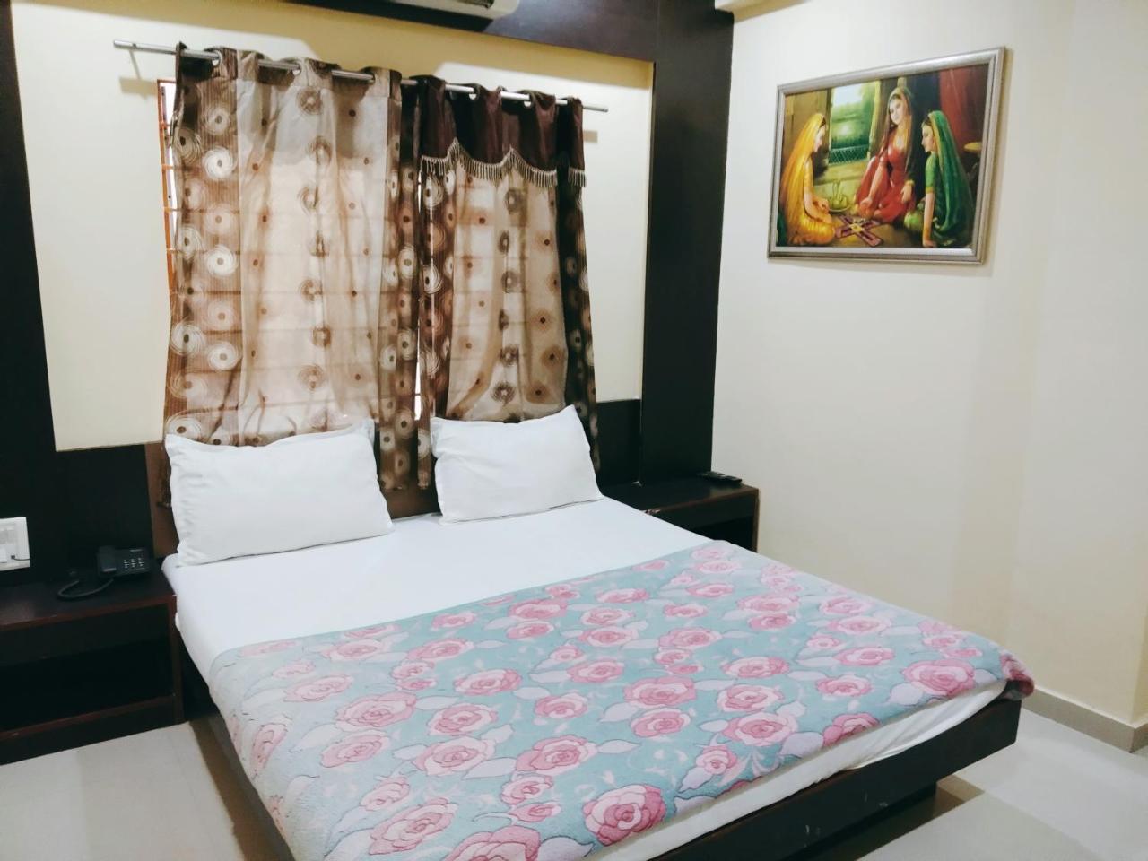 אחמדאבאד Hotel Krishna Palace מראה חיצוני תמונה