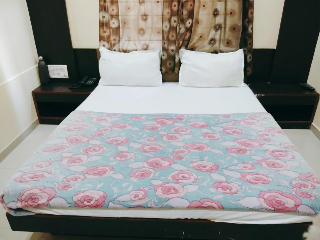 אחמדאבאד Hotel Krishna Palace מראה חיצוני תמונה